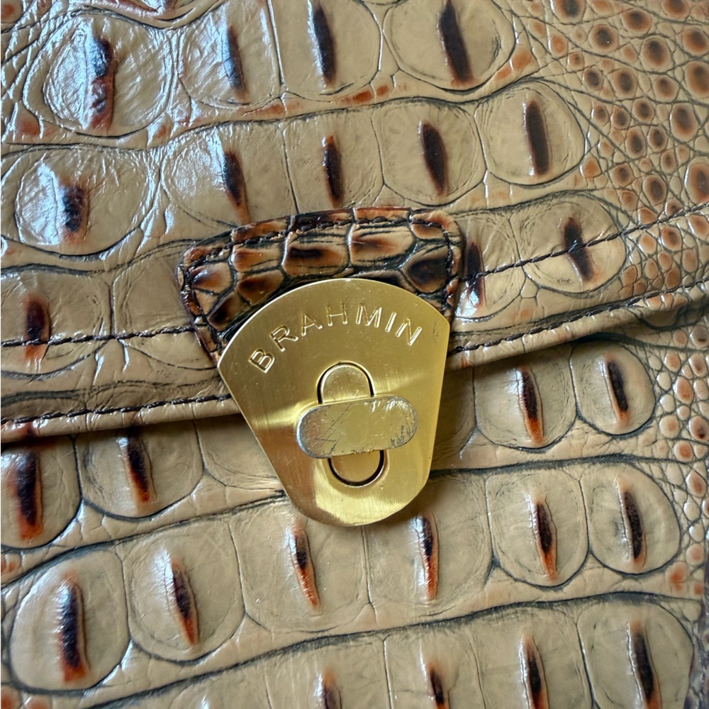 Brahmin 100% leather brown crocodile crossbody purse with gold hardware - Picture 5 of 8